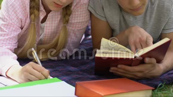 十几岁的夫妇在学校学习对家庭作业感到厌烦视频的预览图