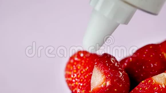 草莓甜点加奶油勺视频的预览图