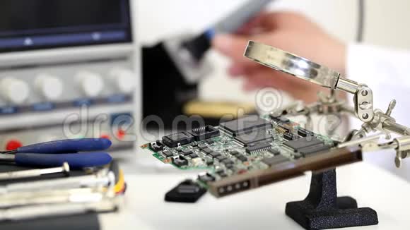 电子工程师在电子实验室用烙铁做电路板视频的预览图