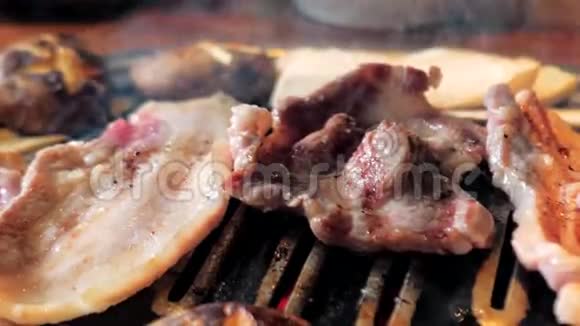 餐厅提供韩式烧烤在热烤架上煎一片培根视频的预览图