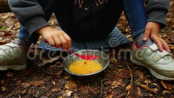 野营午餐的概念孩子吃粥视频的预览图