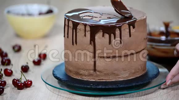 糖果师把巧克力倒在蛋糕上视频的预览图