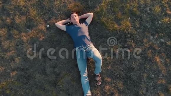 空中射击的年轻人躺着休息视频的预览图