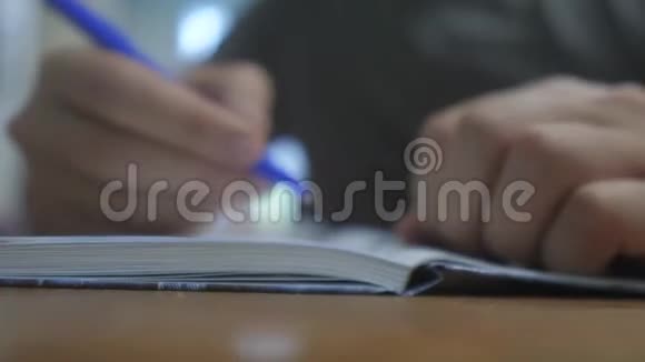 人在笔记本上写字男人手写记事本概念商业教育男人在生活方式上做笔记视频的预览图