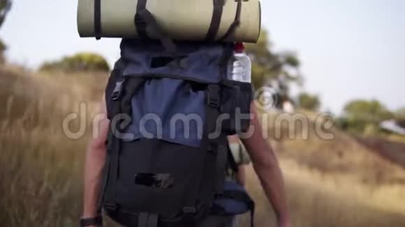 冒险旅行旅游远足和人的概念背面有游客可以看到朋友背着背包在山上散步视频的预览图