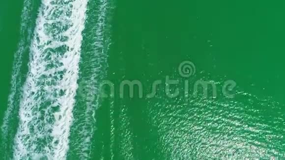 飞机无人机跟踪香蕉船满载着人们在绿色的海洋中享受乐趣视频的预览图