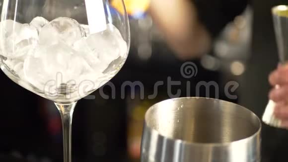 酒吧男用橙汁制作新鲜酒精饮料视频的预览图