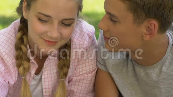 年轻男孩带着爱看着女朋友温柔青春期的纯洁的爱视频的预览图