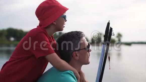 快乐的男人和儿子在码头视频的预览图