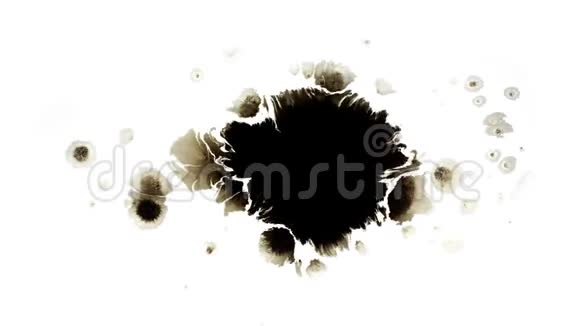 一滴黑色水彩在白色液体4k的表面展开视频的预览图