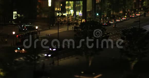 东京商业城的一个夜间城市景观步行人群的角度倾斜视频的预览图