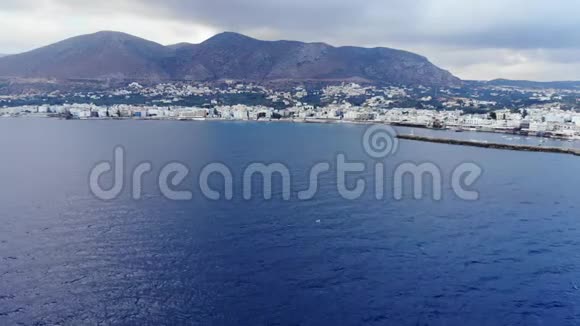 克里特岛的空中全景山脉深蓝色海景视频的预览图
