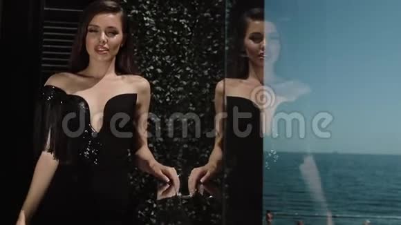 在欢乐的夏日里优雅的女孩穿着华丽的服装在海滨酒店大楼附近视频的预览图
