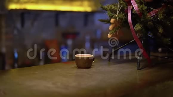小杯子和小基督弥撒树立在酒吧柜台上靠近视频的预览图
