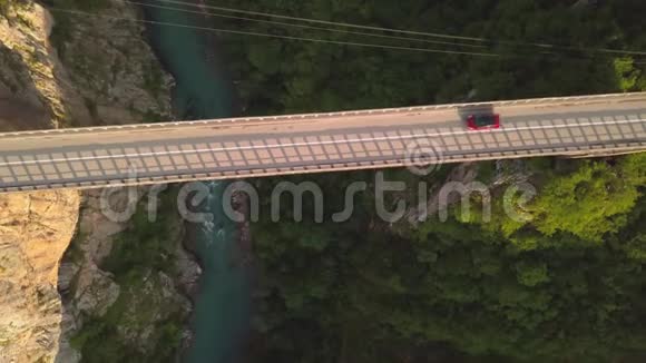 Djurdjevic桥在黑山北部的塔拉河上空中镜头视频的预览图