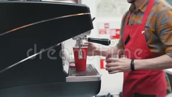 咖啡师从咖啡机里倒咖啡视频的预览图