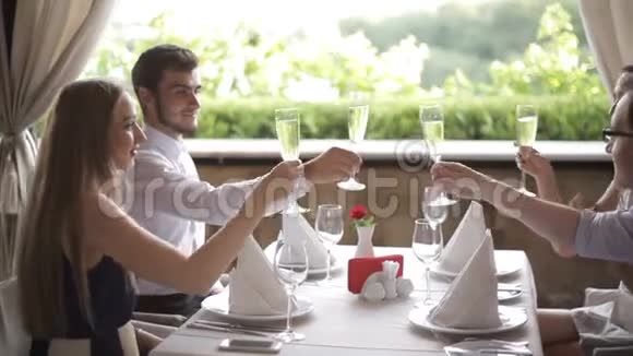 带香槟酒杯的朋友在餐厅庆祝和敬酒视频的预览图