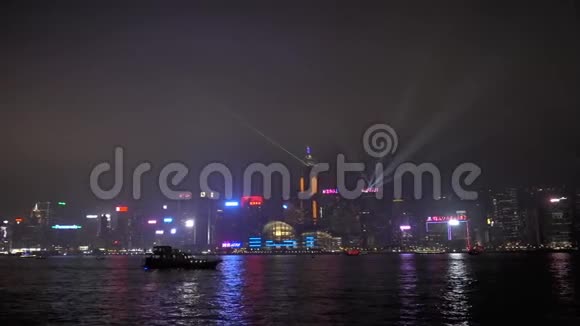 船在香港维多利亚湾的灯光交响乐团演出视频的预览图
