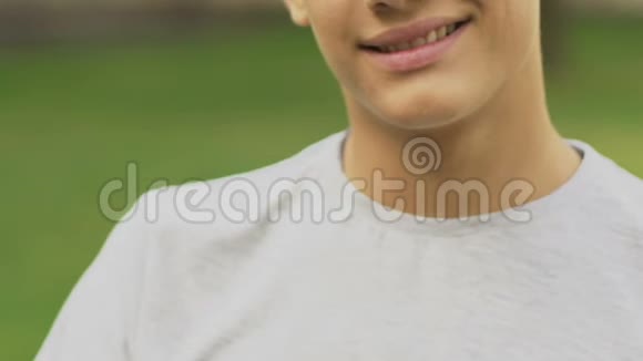 年轻英俊的男孩微笑着为照相机摆姿势青春期皮肤干净视频的预览图