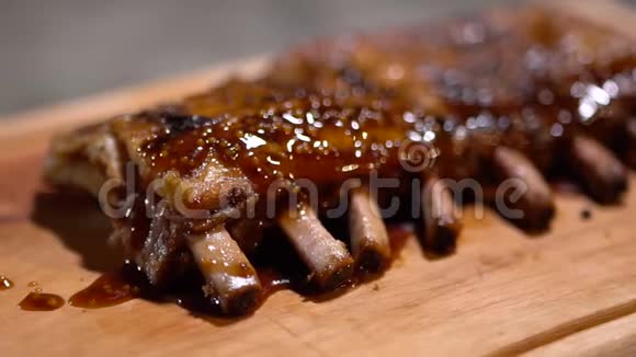 把刚煮好的美味多汁的香煎烧烤酱放在厨房的木板上完美的服务视频的预览图