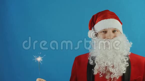 圣诞节和新年2019年男人就像圣诞老人有着闪闪发光的蓝色背景视频的预览图