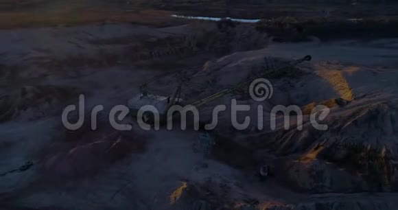 砂坑内行走挖掘机视频的预览图