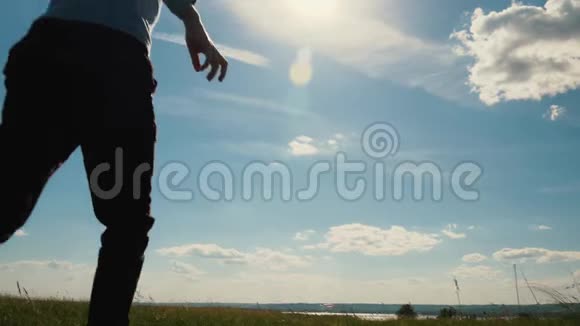 一个男孩带着风筝跑过田野梦想飞翔孩子们游戏视频的预览图
