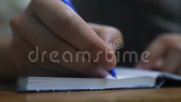 人在笔记本上写字男人手写记事本概念商业生活方式教育男人做笔记视频的预览图