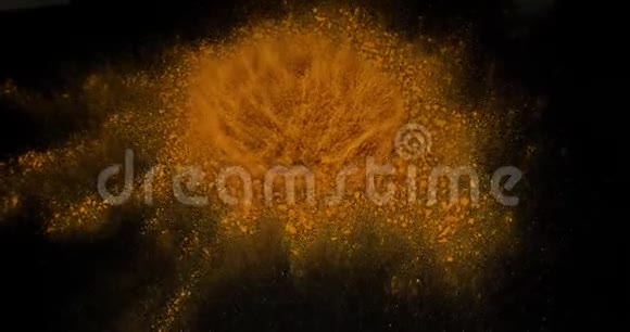 姜黄姜黄黑背景粉末爆炸印度香料慢运动视频的预览图
