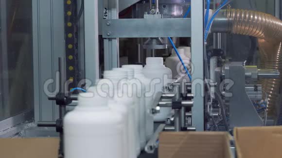 白色塑料罐子正沿着传送带移动视频的预览图