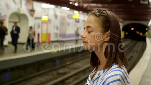 地铁站的年轻女子在等火车视频的预览图