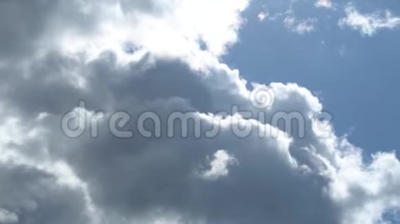 只有天空彩虹云是一种光学现象蓝天白云的美丽全景全高清时间延时视频的预览图