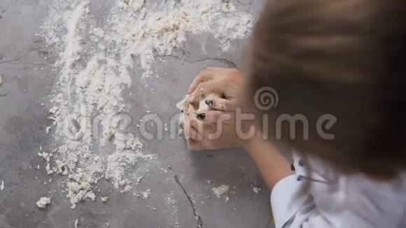 年轻的糖果师在桌子上用面粉揉面视频的预览图