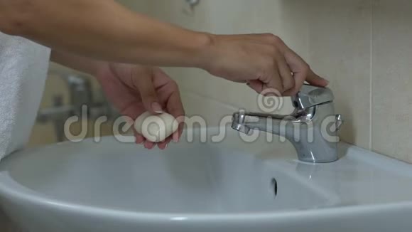 女士用肥皂洗手保持卫生与微生物作斗争视频的预览图