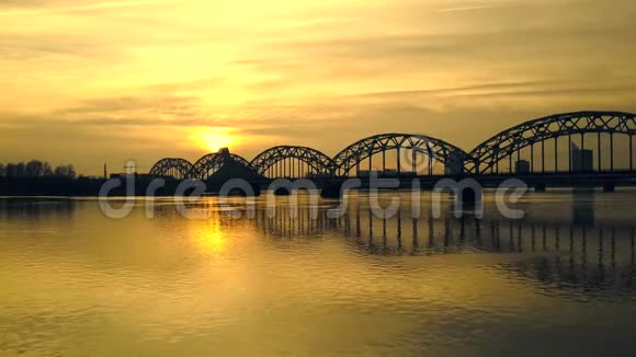 在拉脱维亚的里加日落时从无人驾驶飞机上俯瞰铁路桥时光流逝视频的预览图