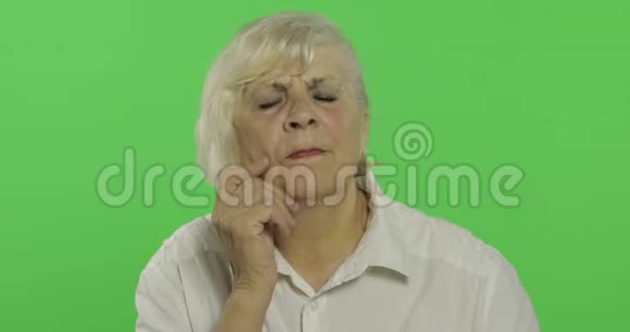一个老妇人想着什么体贴的老奶奶铬键视频的预览图