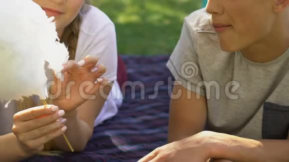 少女用棉花喂男孩一起玩初恋视频的预览图