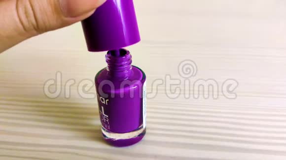 漂亮的紫色指甲油视频的预览图
