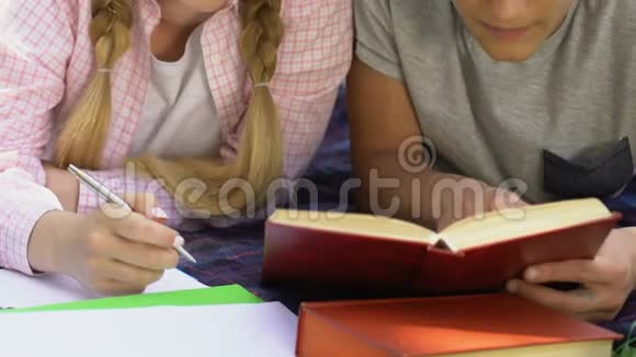 十几岁的男孩和女孩一起做作业对困难的任务感到紧张视频的预览图