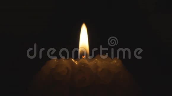 蜡烛在黑暗中静静燃烧特写视频的预览图