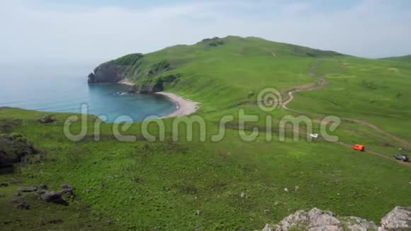 美丽的风景绿色草地和绿松石海的全景视频俄罗斯开放空间视频的预览图