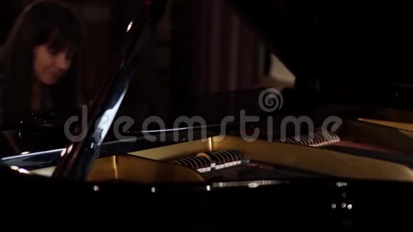 在音乐厅弹钢琴的女孩视频的预览图