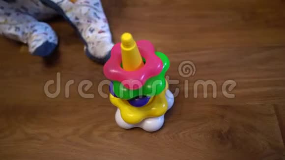 一个小孩子玩的玩具一个金字塔与戒指从顶部看视频的预览图