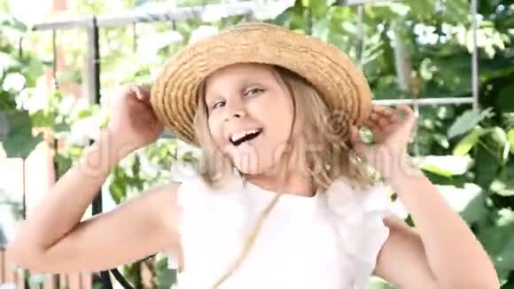 情绪化的快乐女孩戴着草帽笑着年轻的女孩子在露天露台享受夏日和阳光视频的预览图