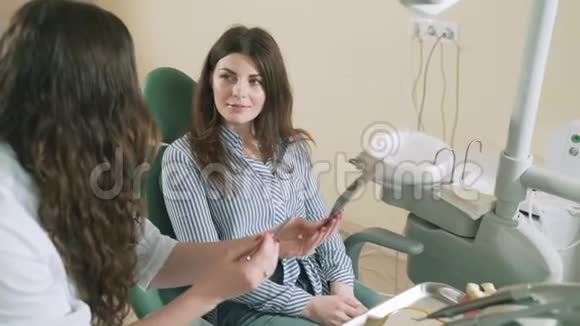 在牙医的诊所里慢慢地射杀Stedikam的女孩听医生的建议看X光片视频的预览图
