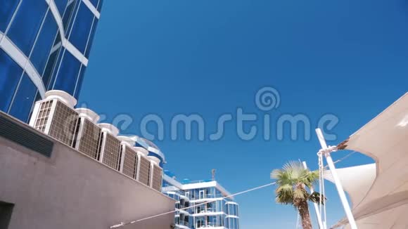 一个豪华度假酒店白色的大帐篷和热带棕榈树对蓝天视频的预览图