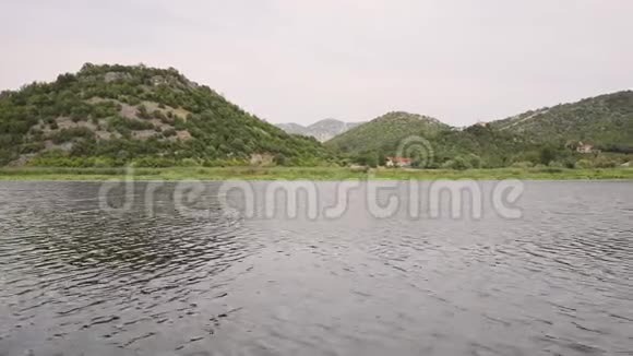 黑山Skadar山湖区从船上的景色视频的预览图