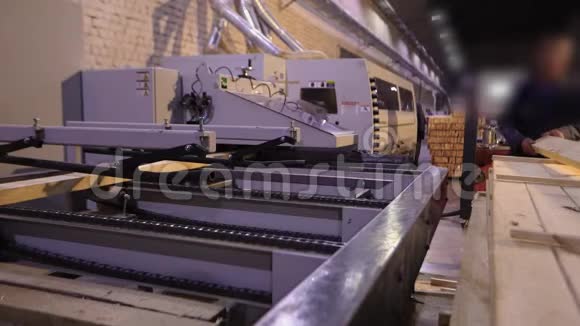 人们在木工工厂工作一个人在锯木厂工作视频的预览图