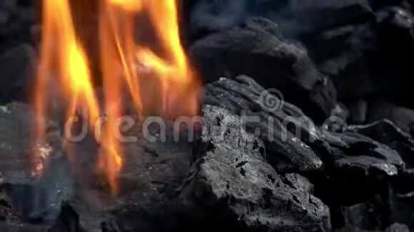 4K木炭燃烧的特写烟雾和火焰热煤和火焰视频的预览图