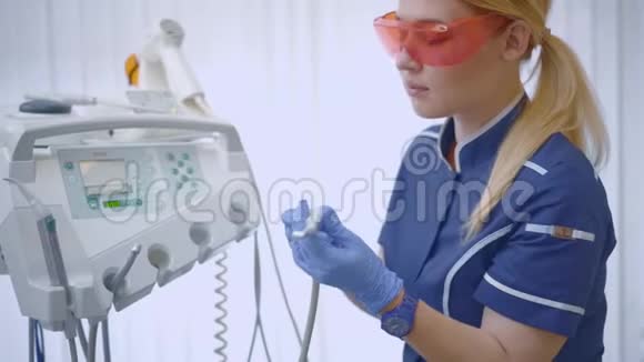女医生戴防护眼镜手钻视频的预览图